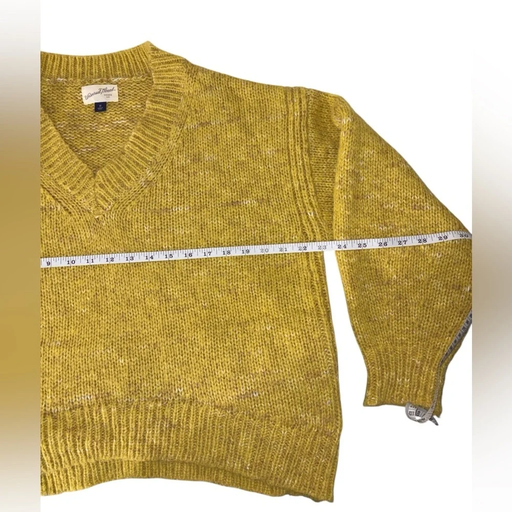 Universal Thread Women’s Oversized Knit fuzzy Sweater Size Medium Yellow V-Neck - Picture 8 of 9